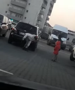 O tânără i-a impresionat pe cei din jur. Gestul emoționant făcut de o femeie, la vederea unui copil cerșind – VIDEO