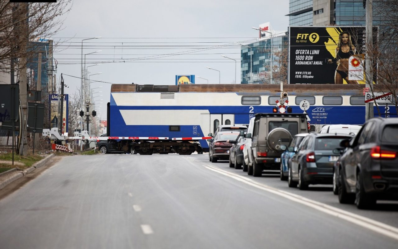 Bucureștiul abandonat: Nici măcar un pasaj banal peste „Puntea suspinelor” din Petricani nu vom avea în viitorul apropiat! În cel mai mare punct de business din România, mașinile așteaptă… la barieră! FOTO & VIDEO