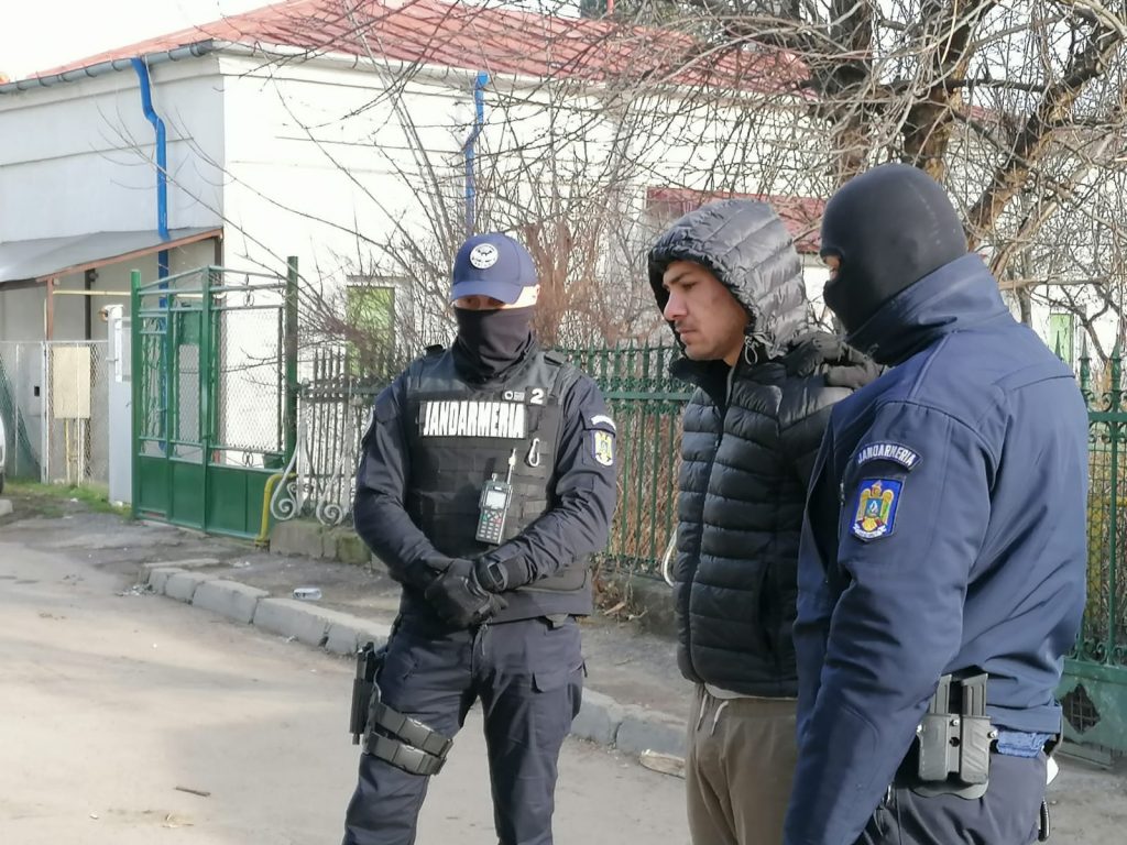 Traficanții au găsit o nouă metodă de a-și ascunde drogurile: Scutecele de bebeluși! Percheziții de amploare la Iași – VIDEO