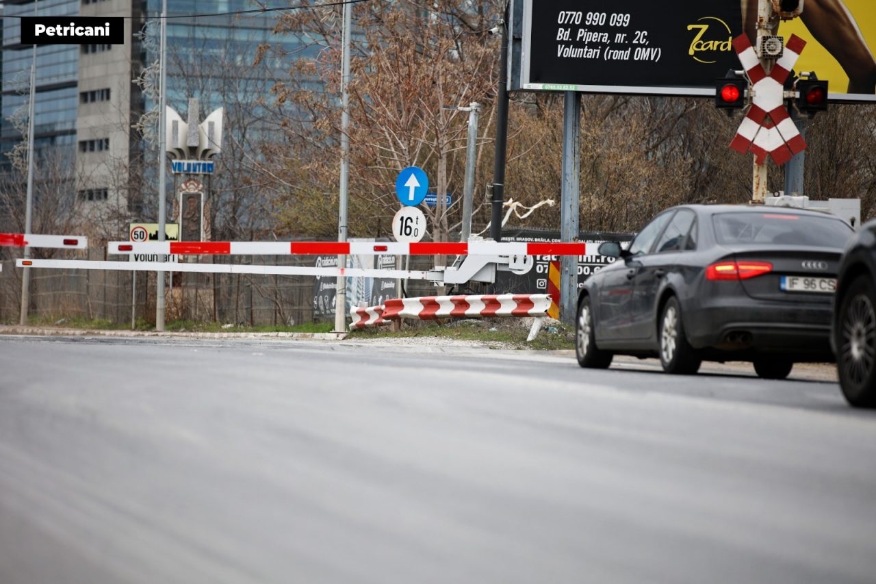 Circulația rutieră a fost dată peste cap, în zona Pipera, de un tren de marfă care s-a DEFECTAT în dreptul barierelor de la Petricani