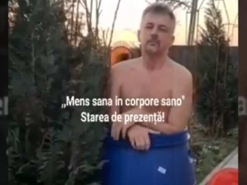 Bizar! Primarul din Răchiteni s-a filmat gol-pușcă într-un butoi de murături