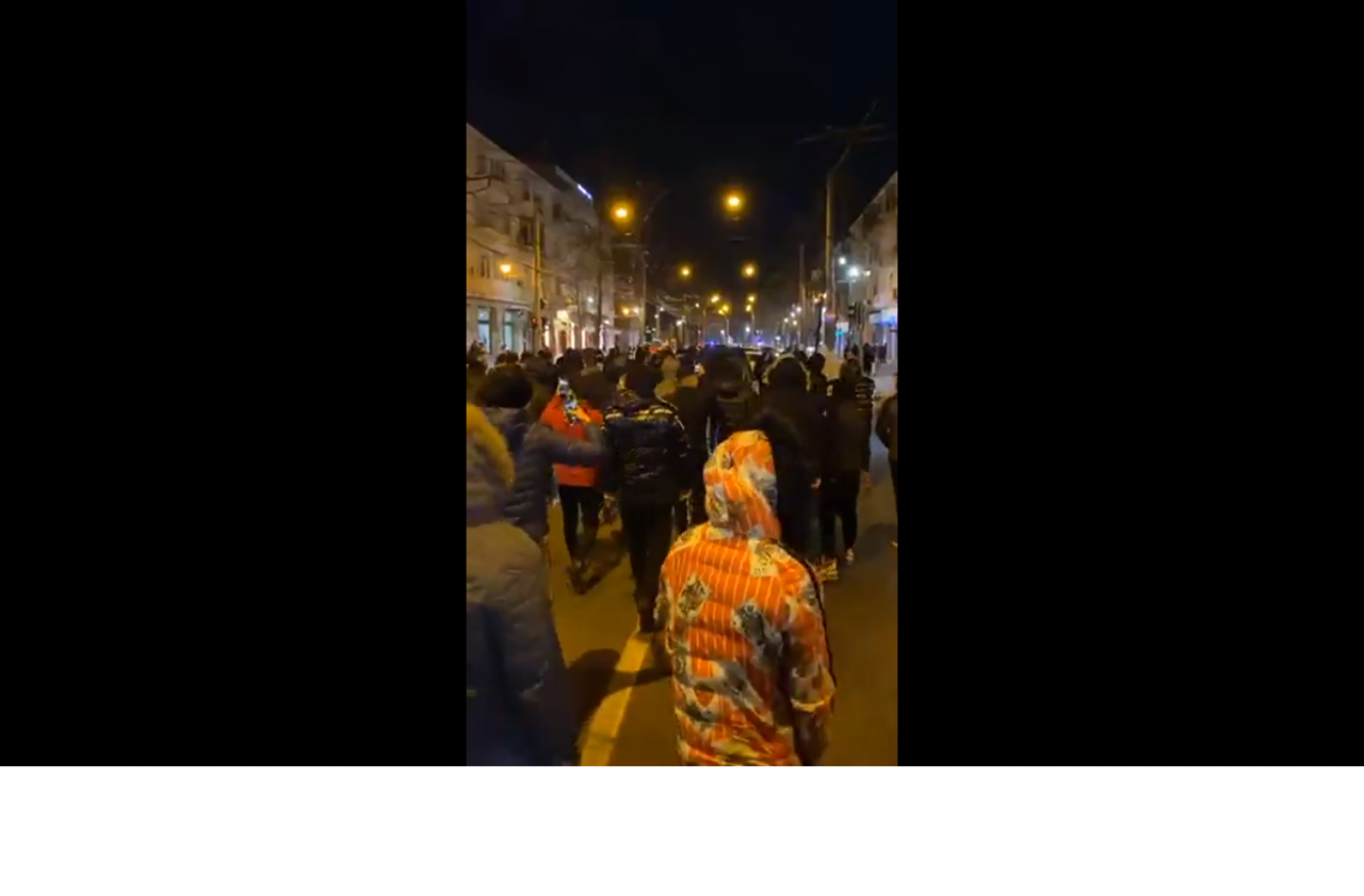 Proteste față de noile restricții. Sute de oameni au ieșit în stradă în marile orașe ale țării: „Ne-aţi umilit”