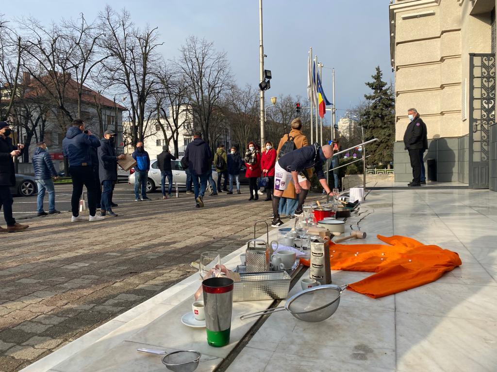 Horeca, protest inedit la Timișoara! Cârciumarii au „atacat” Prefectura cu tigăi, tacâmuri și bonete