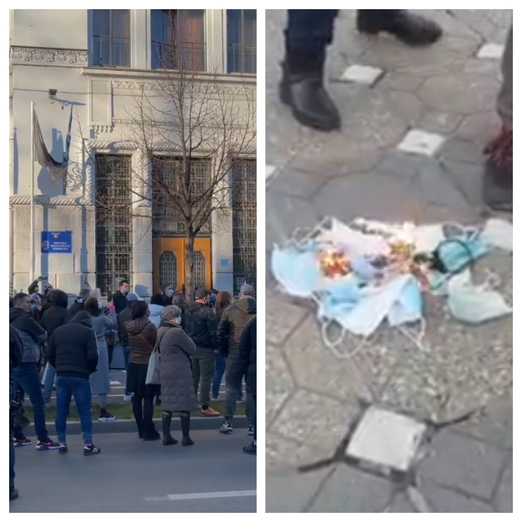 Protest la Timişoara. Zeci de persoane s-au adunat în centrul orașului: „Fără carantină” / „Azi în Timişoara, mâine-n toată ţara” / Oamenii au ars măști de protecție (VIDEO)