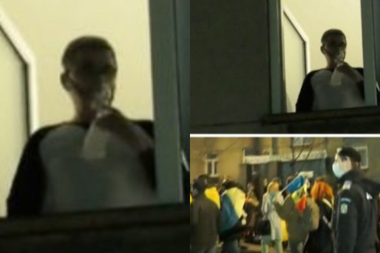 Viral: Un bolnav de COVID care respiră cu masca de oxigen se uită pe geamul spitalului la protestele din Brașov (FOTO)