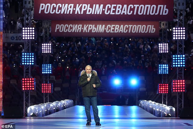 Vladimir Putin apare la concertul patriotic numit „Zilele Crimeei” după ce liderii G7 au condamnat „ocupația” rusă. Zeci de mii de oameni s-au adunat pe stadionul Luzhniki din Moscova