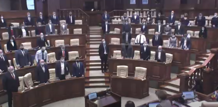 Gafă în Parlamentul Republicii Moldova! Deputații au ținut un moment de reculegere în amintirea unui scriitor aflat în viață