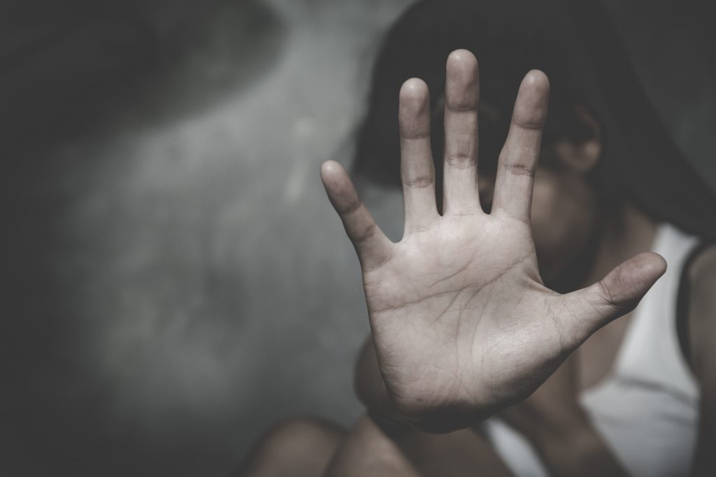 O fetiță de 13 ani din Timișoara a fost abuzată sexual de ambii părinți. Micuța a trecut prin chinuri groaznice timp de cinci ani!