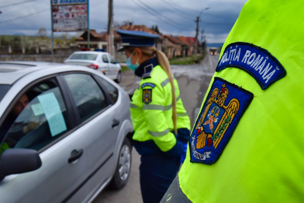 Bărbat din Ilfov, acuzat că a falsificat mai multe documente. Chiar și când a fost oprit în trafic de polițiști, a prezentat un permis auto contrafăcut