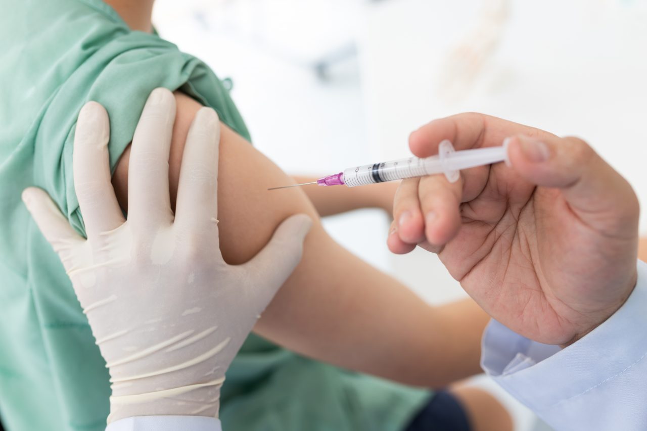 Nereguli la Spitalul Militar din Focșani: Comandatul a fost schimbat după ce au fost vaccinați civili care nu erau eligibili
