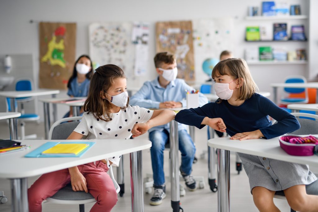 8 ȘTIRI DE LA ORA 8. Cum se organizează școala în scenariul roșu după ce ordinul comun al Ministerului Educației și Sănătății a fost modificat