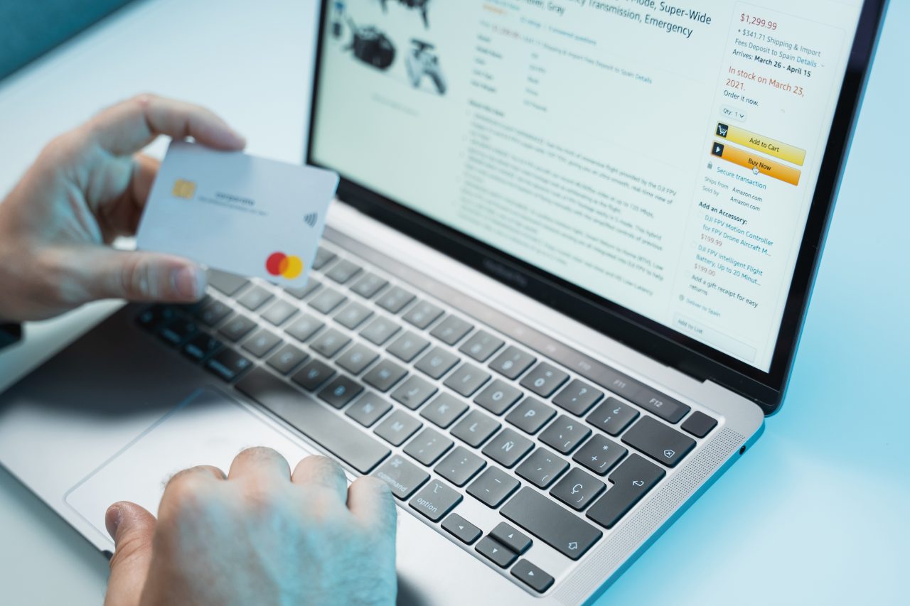 Avertisment pentru persoanele care comandă online: Hackerii abuzează de reputația firmelor de curierat și trimit e-mail-uri frauduloase