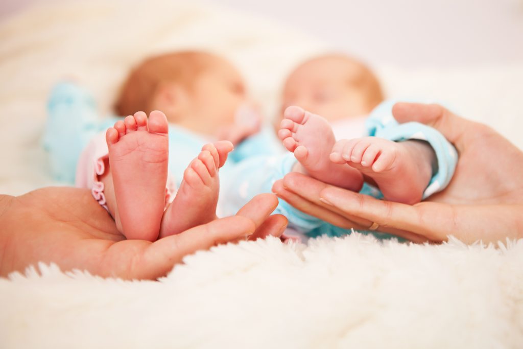 Părinții de gemeni, tripleți sau multupleți pot beneficia de CONCEDIU simultan pentru creșterea copiilor, dar și de o bonă plătită de stat