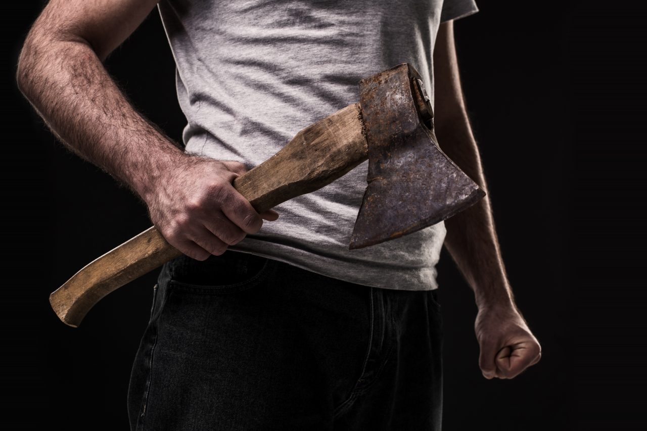 Un sucevean, supărat că are semnal slab la internet, a pus mâna pe un TOPOR și a tăiat toate cablurile de pe palier. Un locatar a sunat imediat la 112