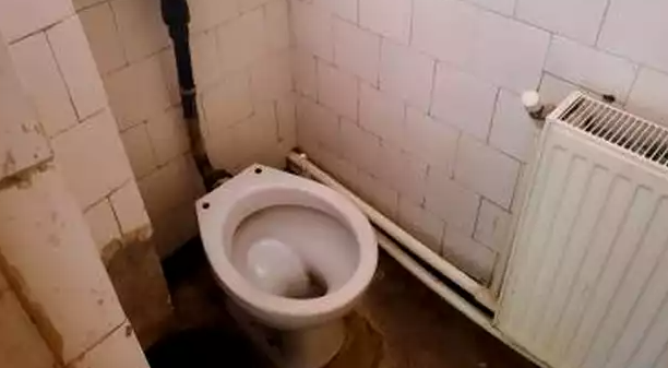 Situație șocantă la Spitalul Municipal Turnu Măgurele: Muncitori obligați să dărâme un perete al morgii cu un mort de COVID lângă ei. Medic infecționist: “Este un atentat la sănătatea publică”