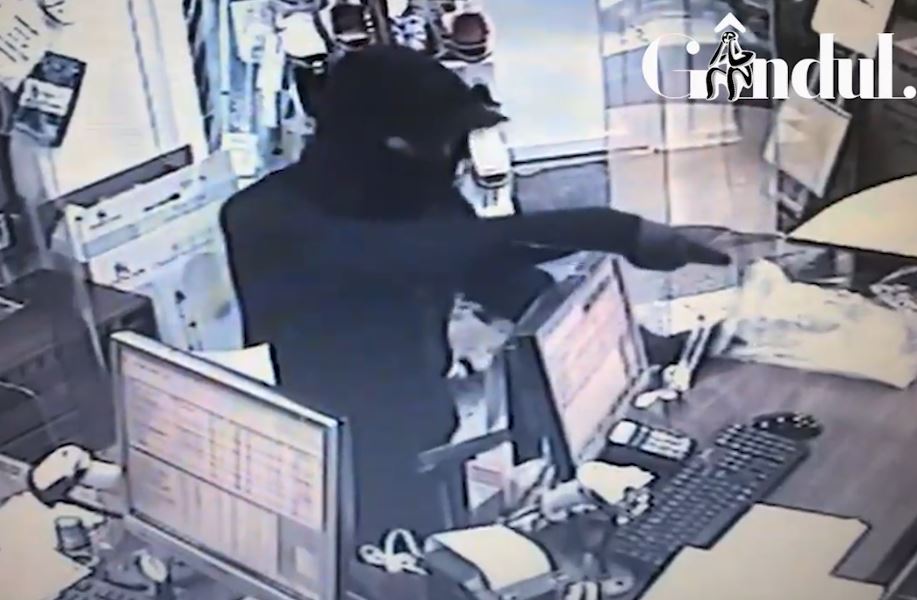 Tănăr de 26 de ani, reținut după ce a intrat cu cuțitul în două farmacii din Craiova. Cu câți bani a reușit să fugă / VIDEO