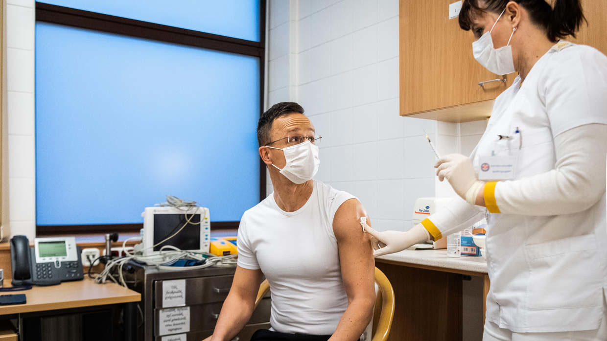 Peter Szijjarto s-a vaccinat cu serul rusesc Sputnik V. Ungaria va importa alte 680.000 de doze în următoarea perioadă