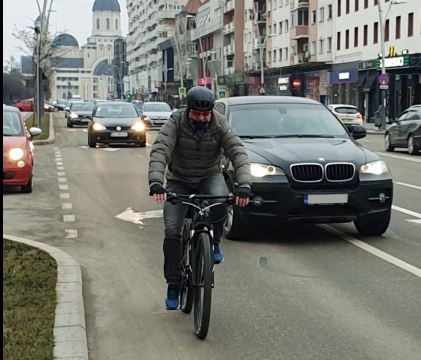 “Fie ploaie, fie vânt, spre serviciu pedalând!” În Vinerea Verde, Valentin Ivancea, președintele CJ Bacău s-a dus cu bicicleta la serviciu