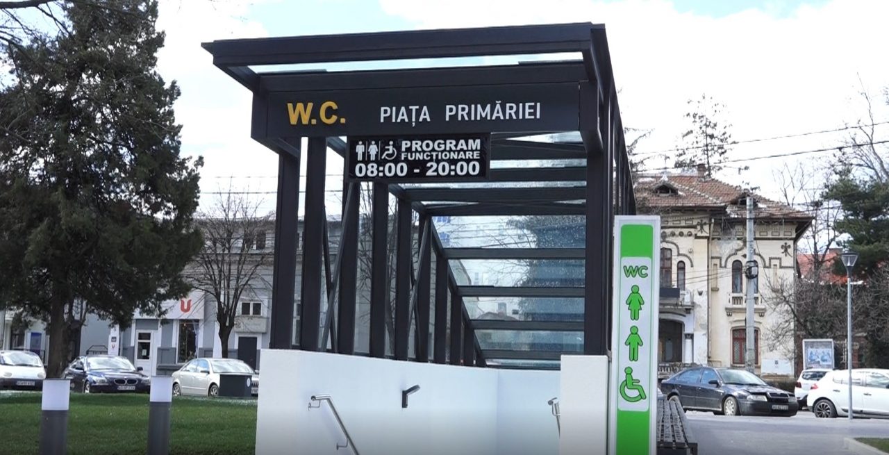 Piteștenii au cea mai scumpă toaletă publică din țară: 400.000 de euro! Are însă un lift pentru opt persoane