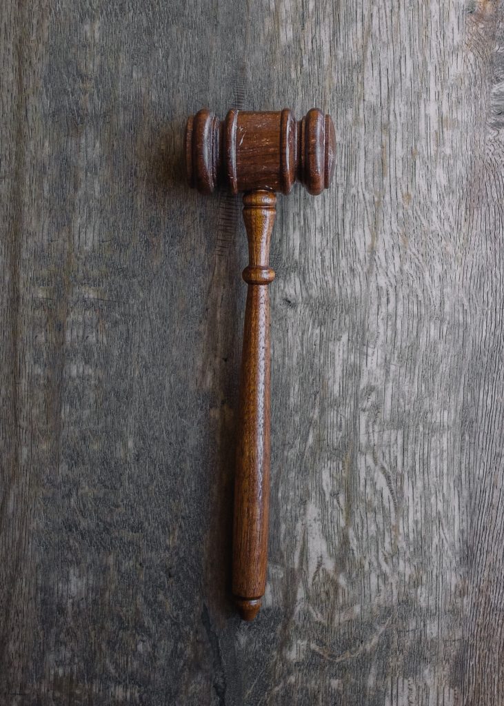 O femeie a fost condamnată la închisoare pentru că a făcut apel la violență în timpul unui protest antirestricții