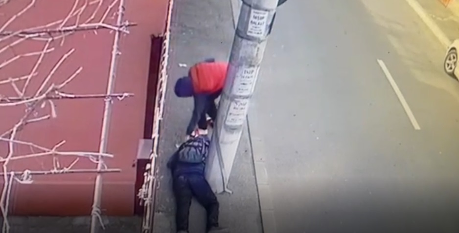 Bărbat inconștient, jefuit de un tânăr de 20 de ani! Victima căzuse pe stradă – VIDEO