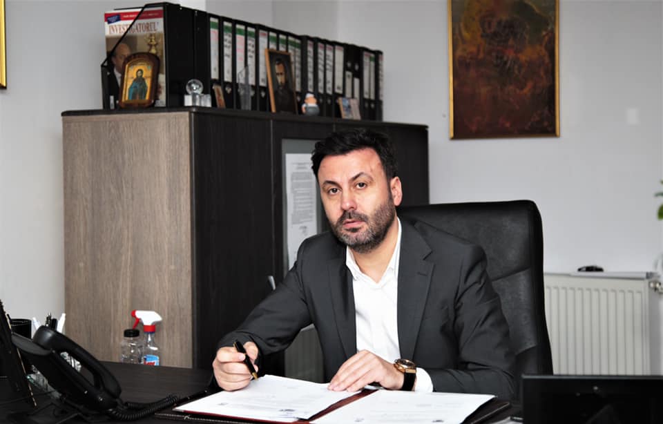 UPDATE – Șeful DRDP Craiova a fost dus în arest la domiciliu. Este acuzat că ar fi folosit acte false la angajare
