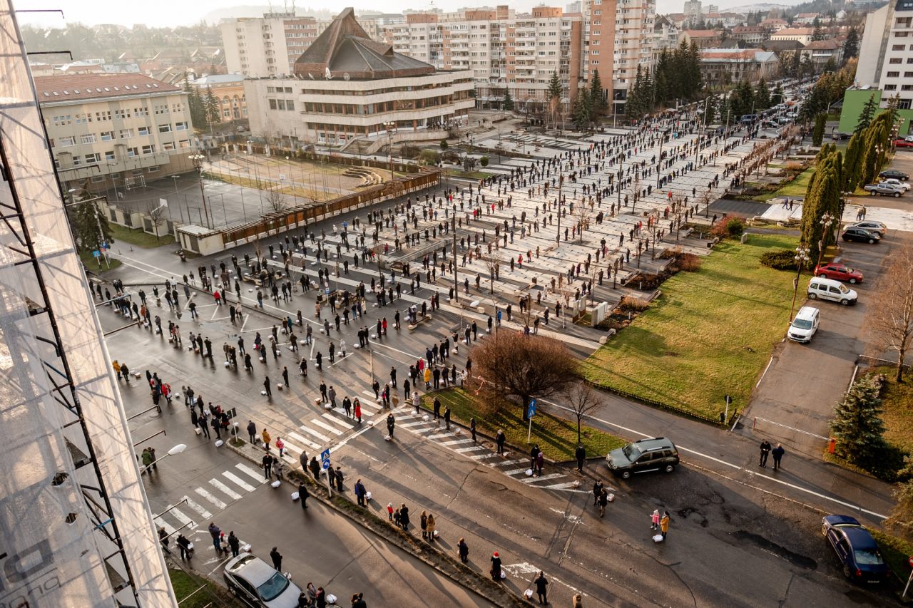 Imagini impresionante în județul Harghita. Mii de oameni, aliniați pentru sfințirea bucatelor de Paște. Măsurile sanitare, respectate cu strictețe | FOTO, VIDEO