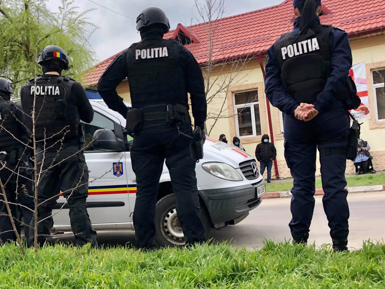 Înmormântarea lui „Șerif” din Alexandria, „spartă” de mascați. La priveghi au participat peste 200 de persoane (FOTO)
