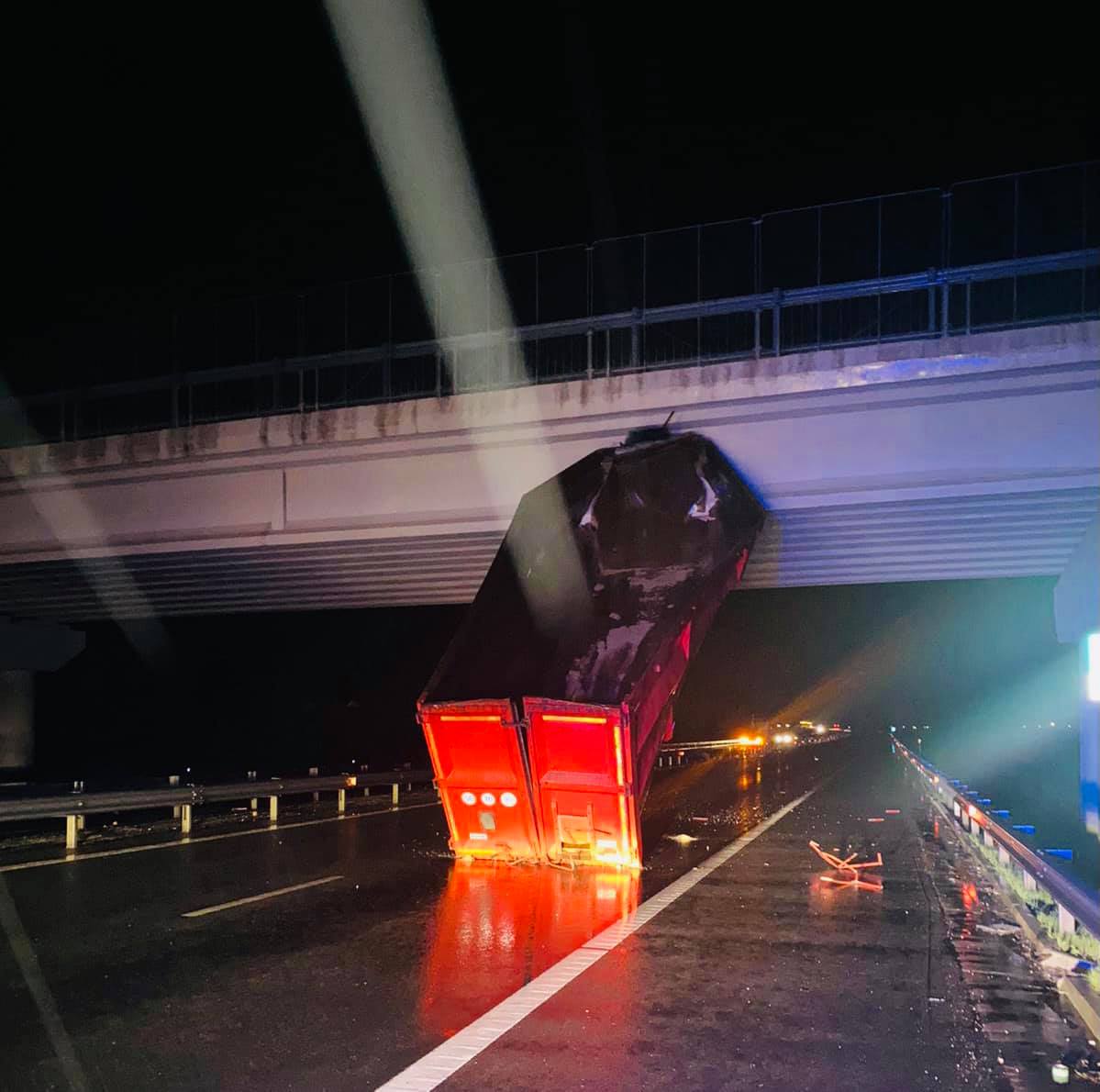 Restricții de circulație pe A1 Sibiu-Deva. Remorca unui TIR s-a desprins și a rămas agățată de un pod (GALERIE FOTO)