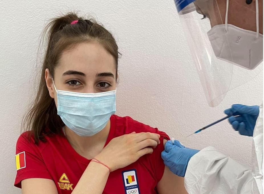 O campioană la înot s-a vaccinat împotriva COVID-19. Fata de 17 ani a câştigat zilele trecute două medalii