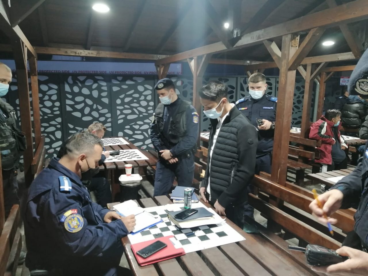 Jandarmeria Română, luată în derâdere după ce amendat oameni care jucau „șah cu zarurile”: Jandarmii au șahul în sânge, bat nebunul până se face pion – FOTO