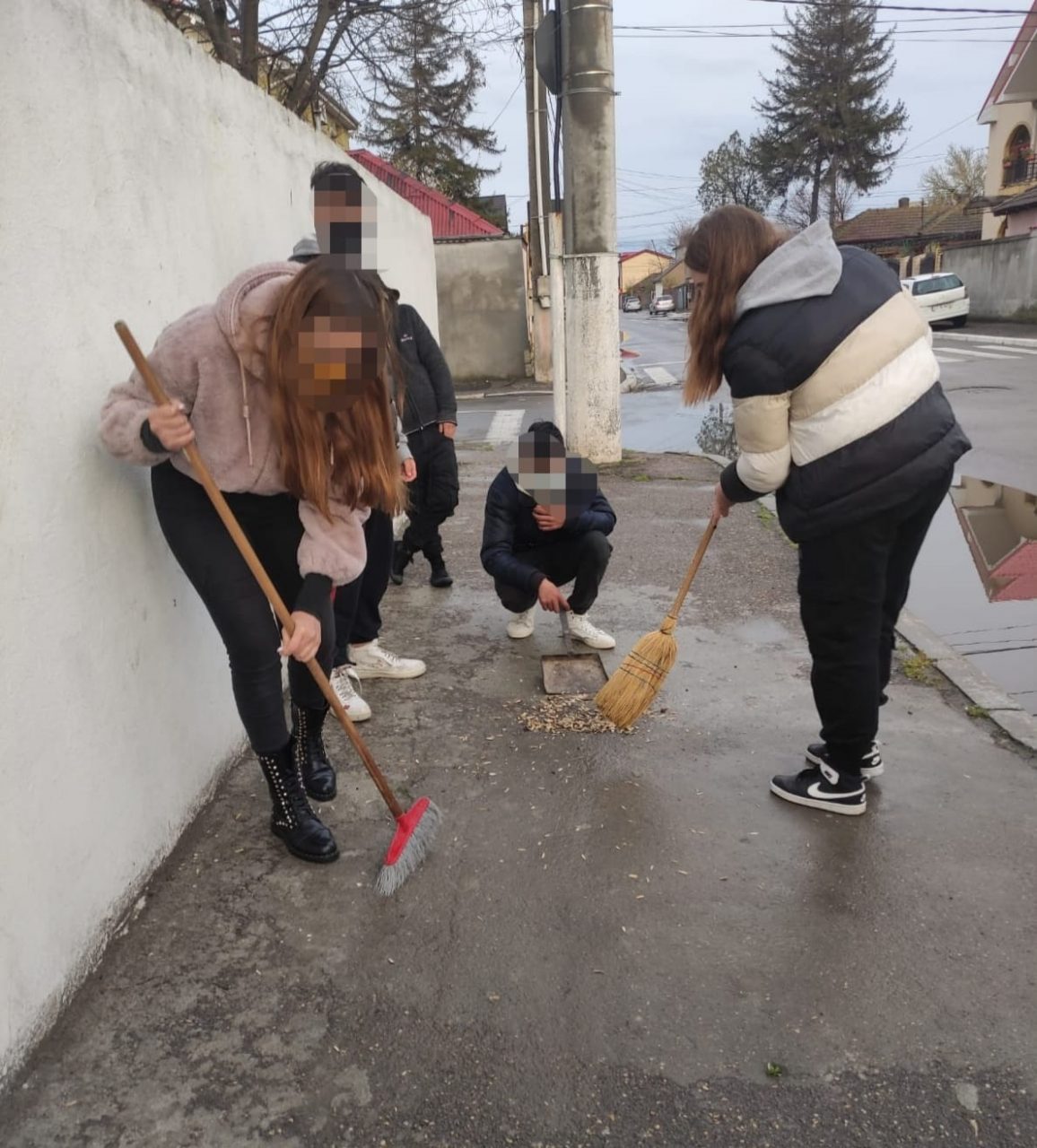 Tineri din Constanța, puși să măture trotuarul după ce au spart semințe și au aruncat cojile pe jos