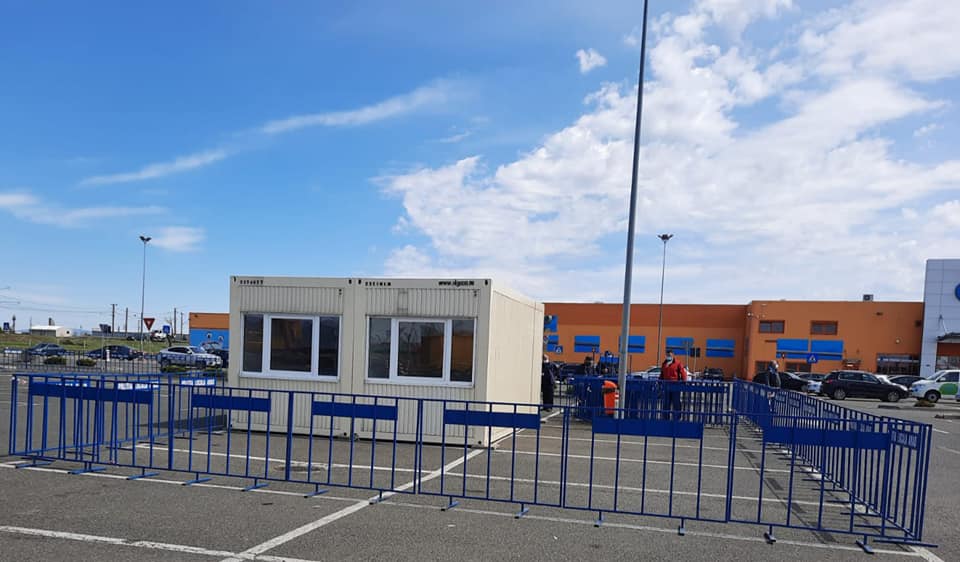 Centru de vaccinare Drive-Thru, amenajat într-o parcare din Arad