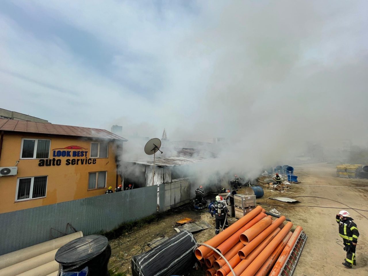 Incendiu puternic în București. Șase autospeciale intervin la un service auto din Sectorul 2 (Galerie FOTO)