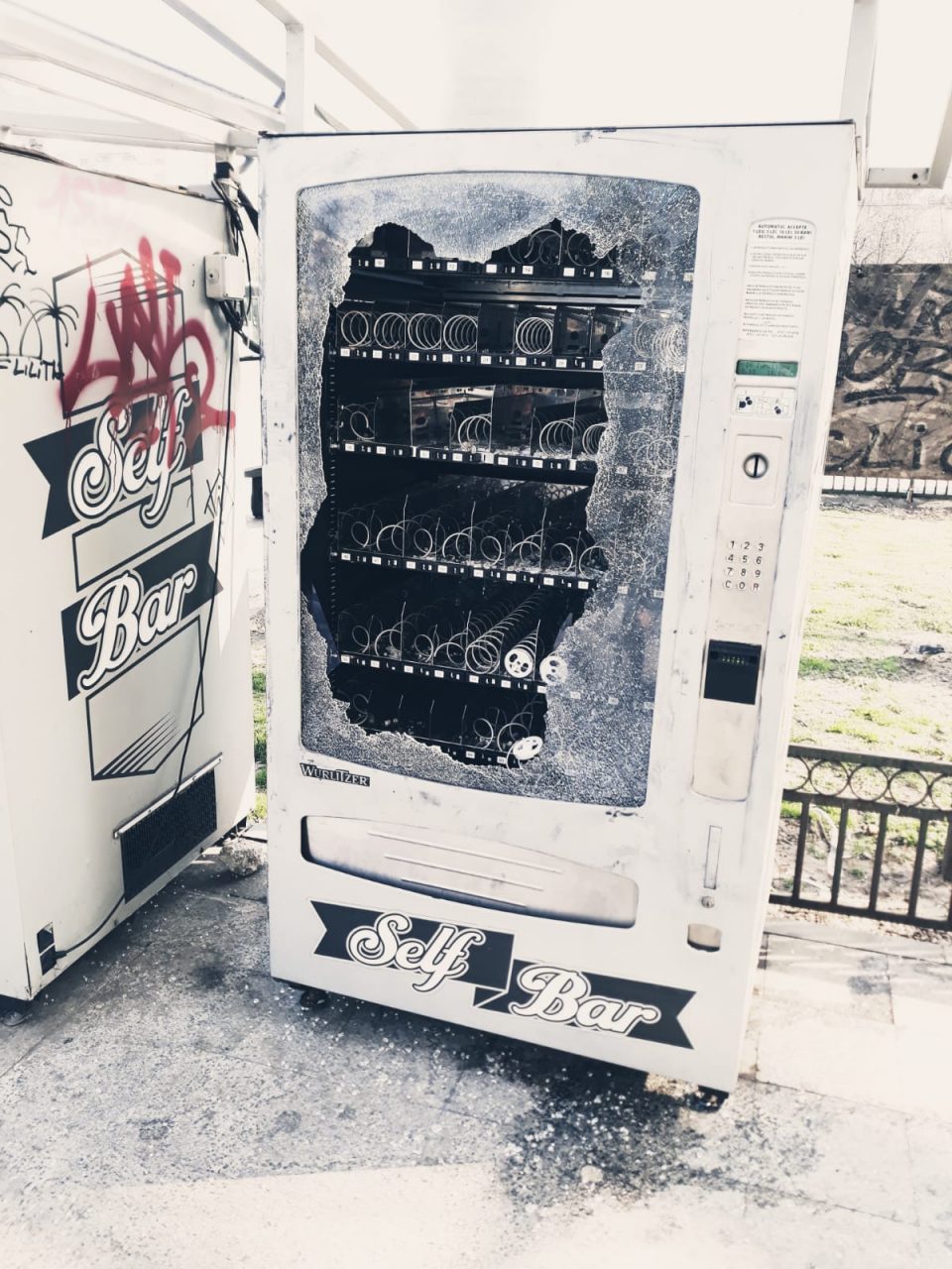 Automatul jefuit luni de protestatari a rămas neclintit. Cioburile sunt încă pe jos