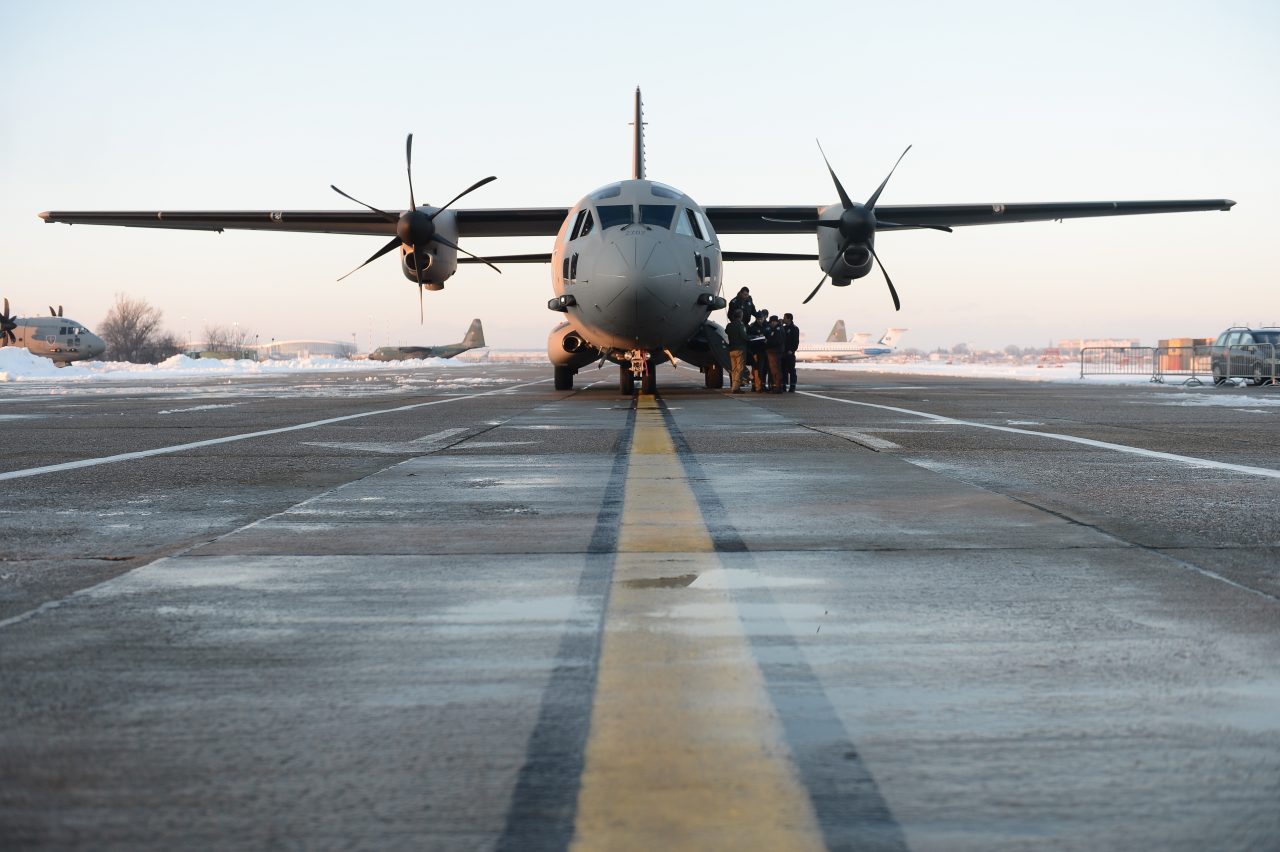 Patru pacienți COVID-19, transportați de urgență la Iași cu o aeronavă Spartan