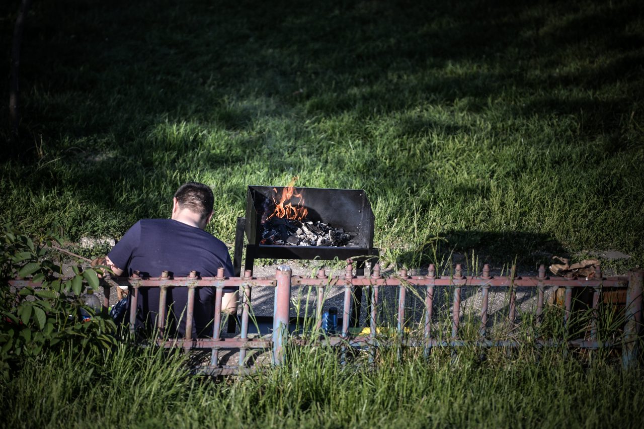 Ce amenzi riscă cei care aruncă gunoaie și fac grătare în locuri neamenajate. Sfaturile șefului Gărzii de Mediu