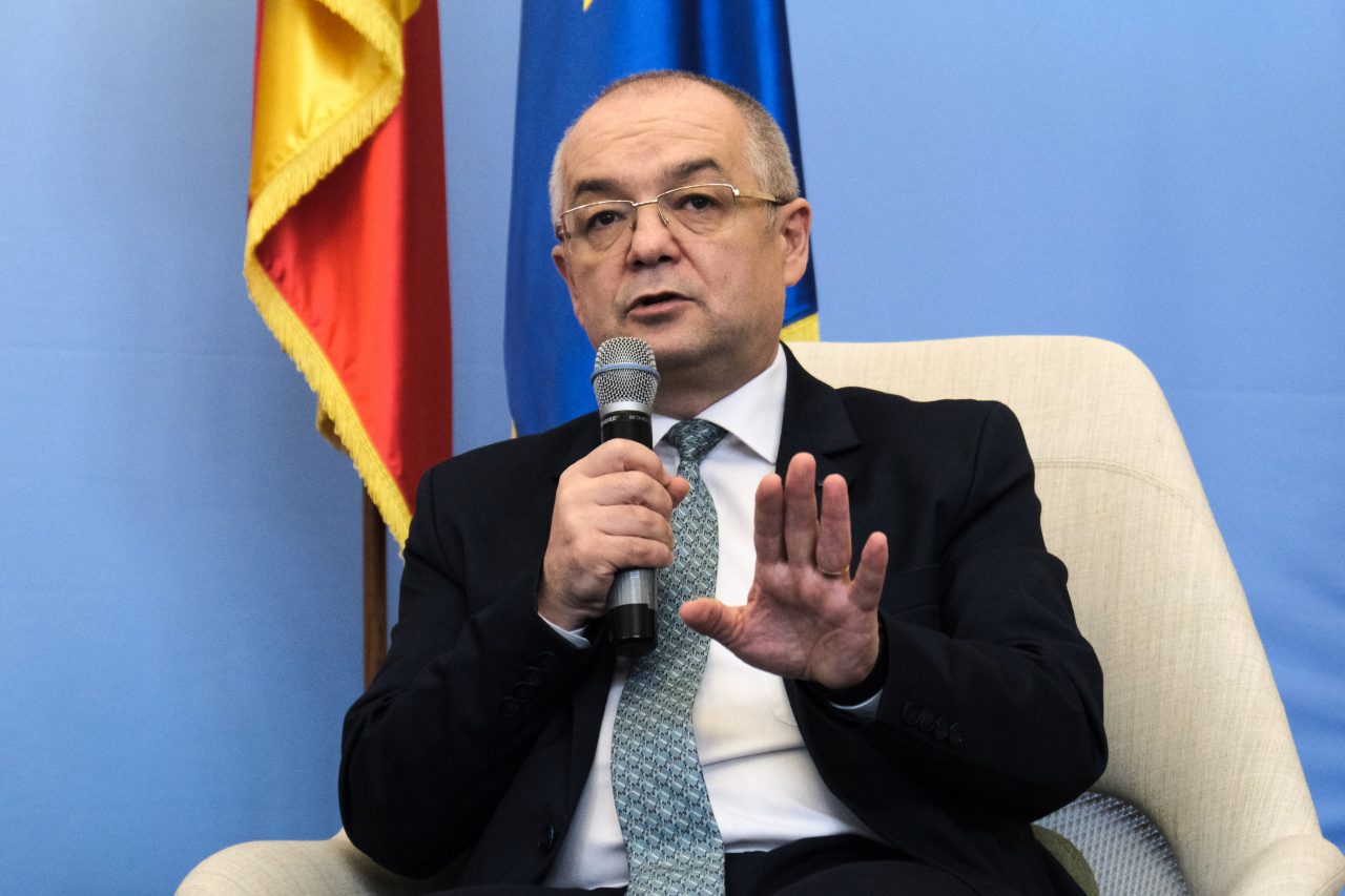 Vaccinarea obligatorie, susținută de Emil Boc, primarul Clujului: „Vrei să trăiești în comunitate? Te vaccinezi”