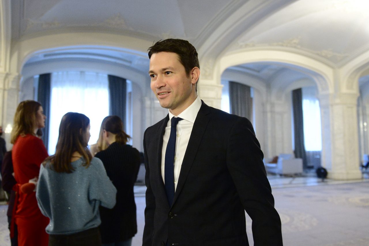 Robert Sighiartău, despre declarațiile lui Vlad Voiculescu: „Ţara e în criză, oamenii mor, iar unii au chef de declaraţii politice”