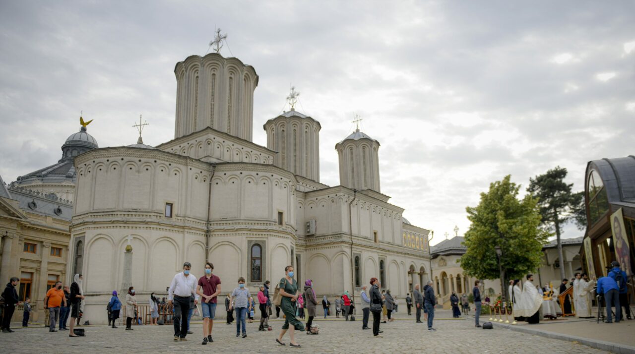 Patriarhia avertizează că unii politicieni ar vrea să mobilizeze la PROTESTE credincioșii, la slujbele de duminică. ”Pot avea consecințe negative”
