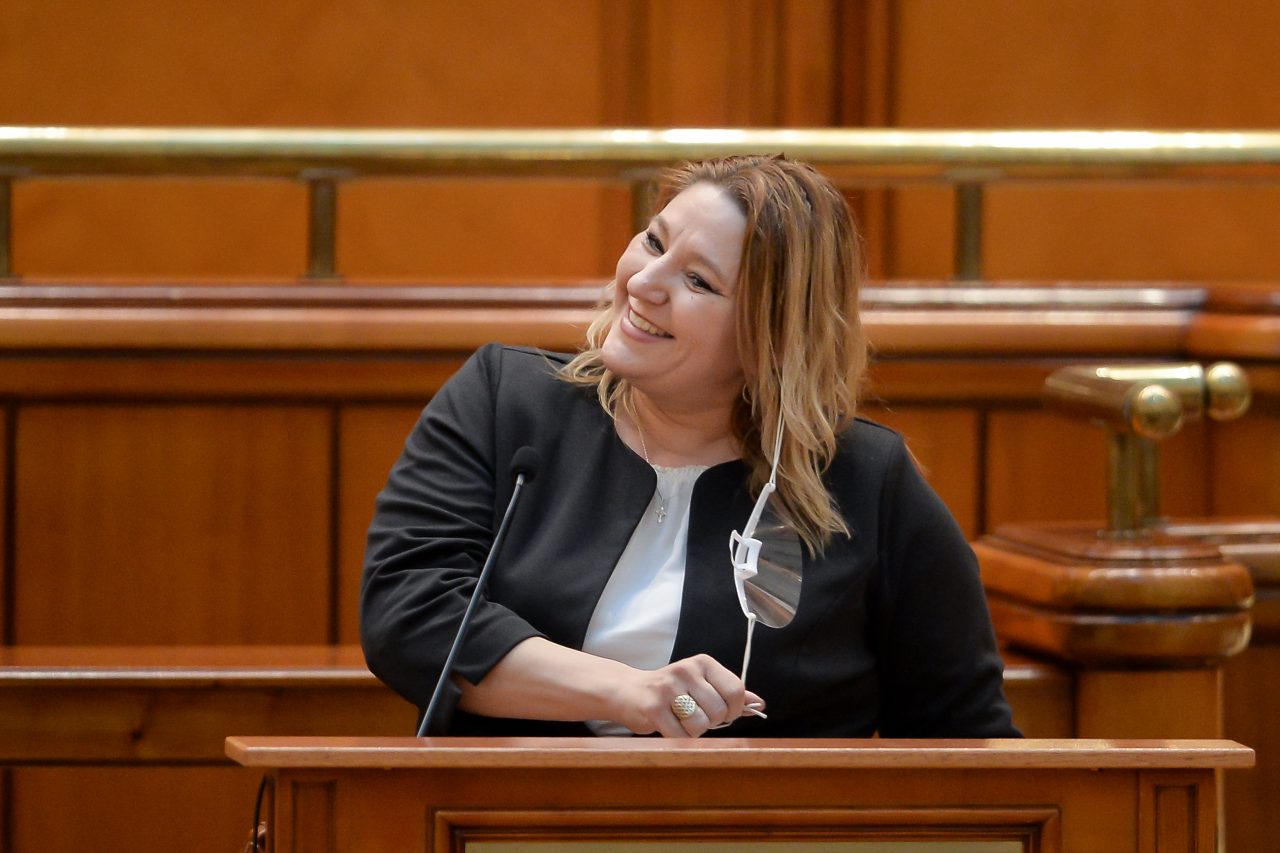 Mai mulți senatori PNL cer sancționarea Dianei Șoșoacă. „Încalcă orice normă legală și orice regulă a bunului-simț”