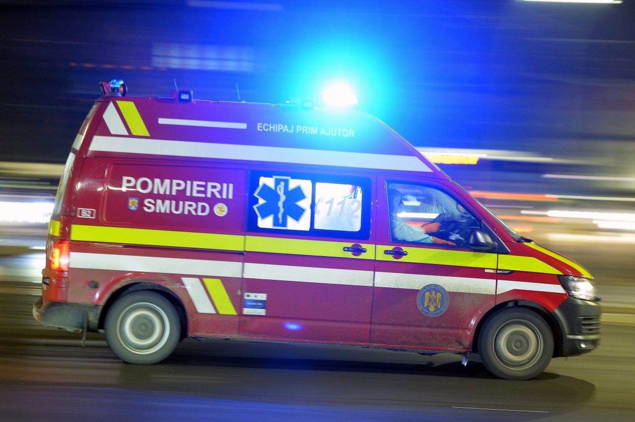 Doi dintre pacienții cu COVID-19 transferați de la București la Iași au murit