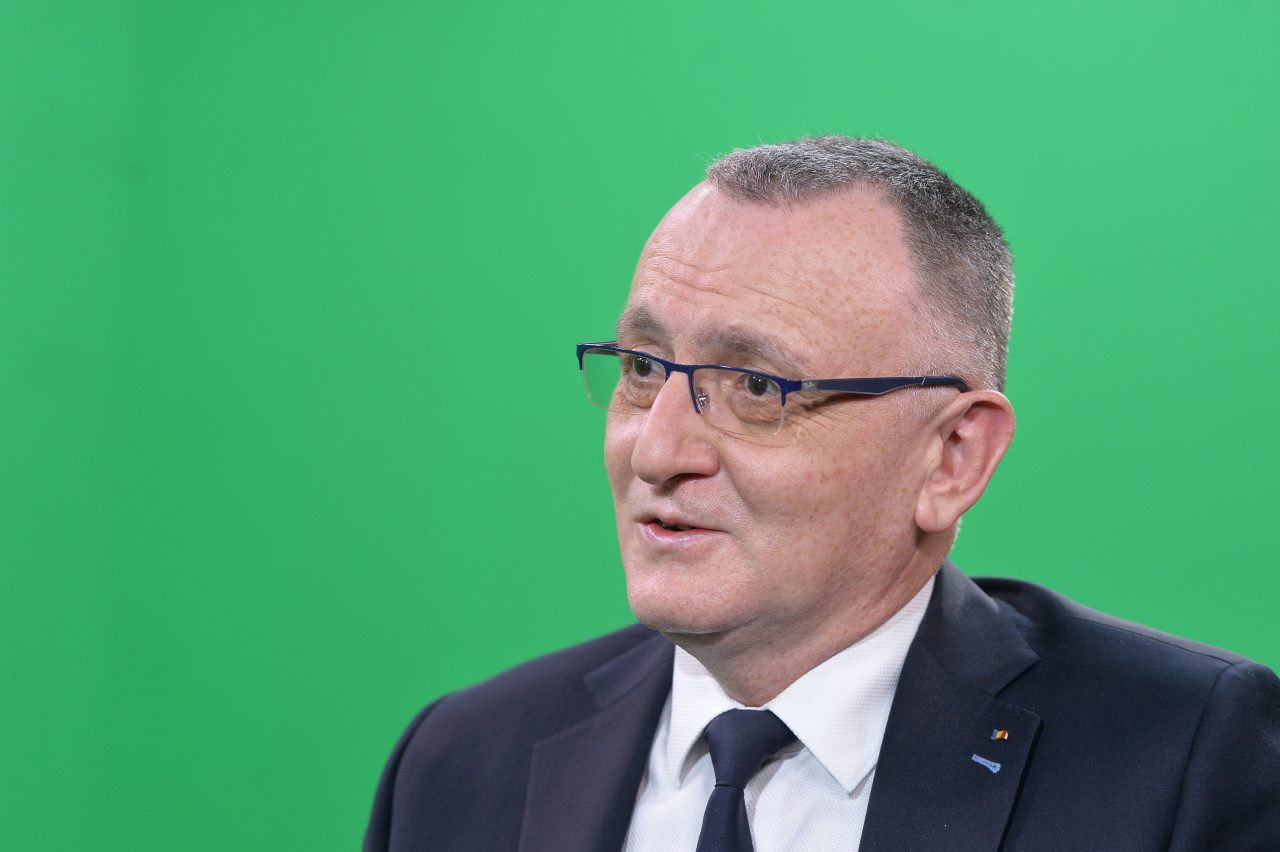 Ministrul Educației, ironic la adresa elevilor care au depus plângere penală pentru că nu s-a publicat ordonanța pentru decontarea transportului: „În vacanță, pe vremea mea, elevii nu mergeau la școală, deci nu făceau naveta”