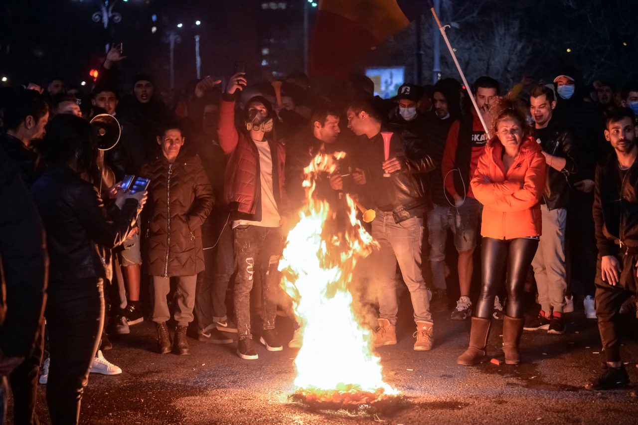 Dosarul protestului violent din Piața Unirii: 14 manifestanți arestați preventiv, doi plasați în arest la domiciliu – FOTO/VIDEO