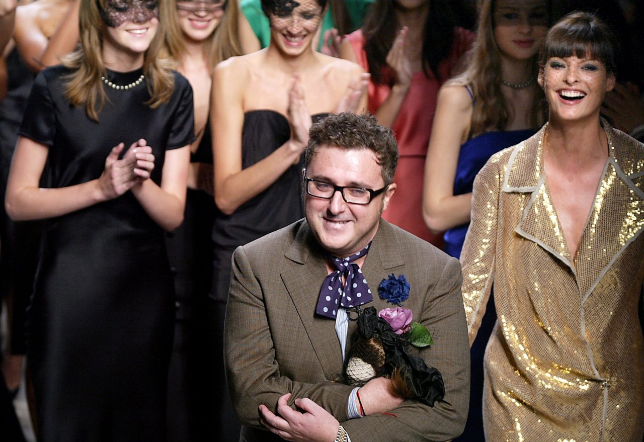 A murit creatorul de modă Alber Elbaz. Avea 59 de ani și era infectat cu Covid-19