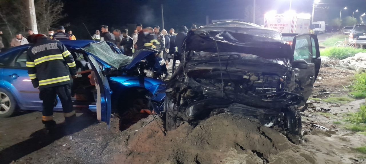 Copil de 3 ani, mort într-un accident auto produs în județul Ialomița. Patru adulți au fost răniți, șoferii fiind în stare gravă (FOTO)