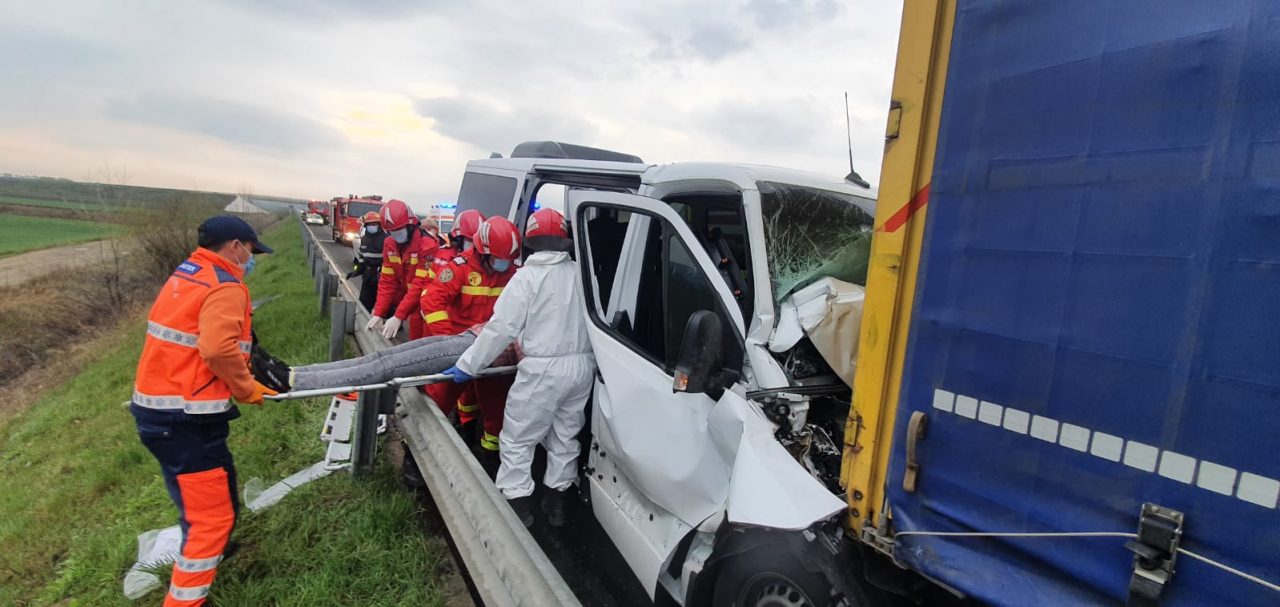 Un microbuz cu opt persoane la bord a intrat într-un TIR pe A1, în județul Alba. Șapte persoane au ajuns la spital (FOTO-VIDEO)