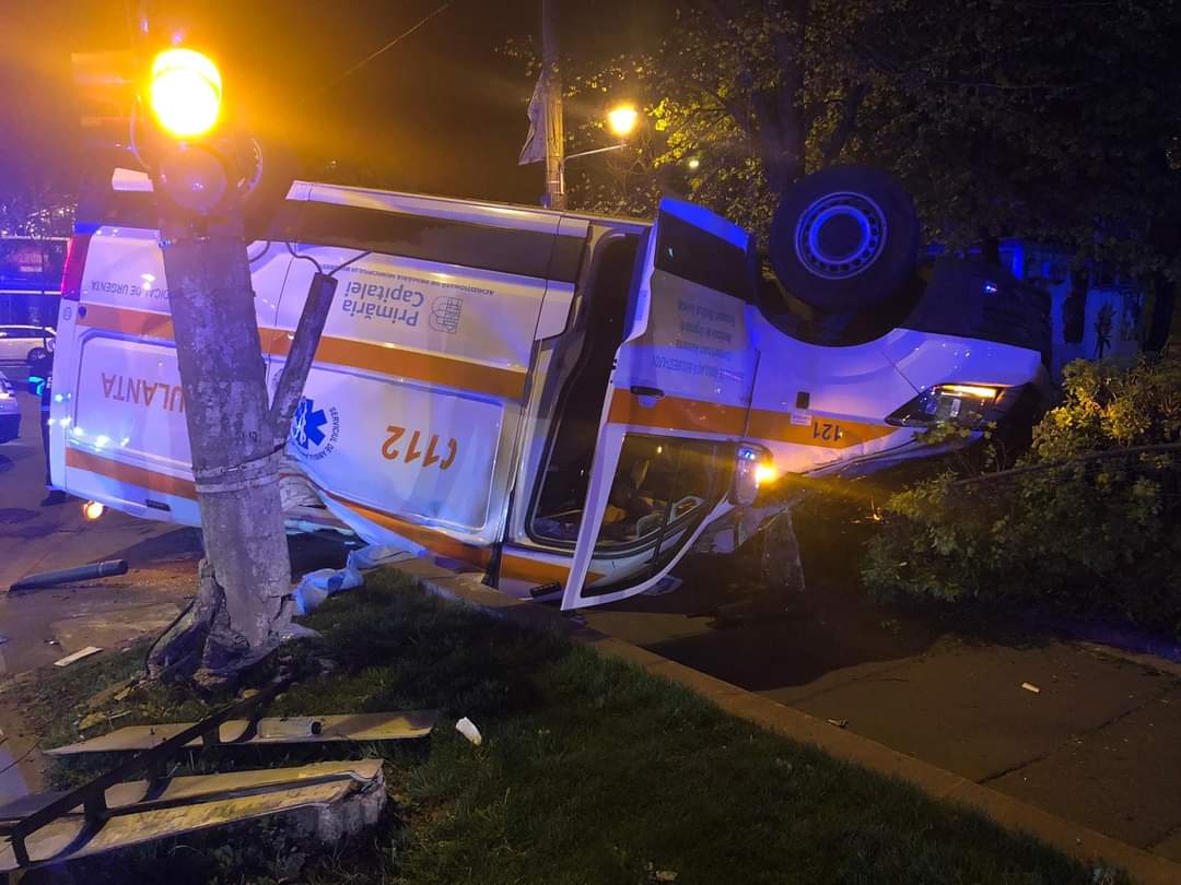 Ambulanță cu pacient, răsturnată într-o intersecție din sectorul 3 după impactul cu o mașină care nu i-a acordat prioritate