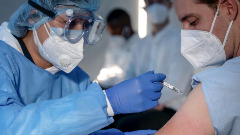 Vaccinul AstraZeneca este legat de tromboze, spune un oficial EMA