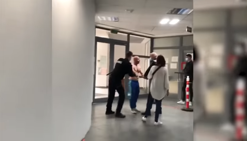 Bătaie la Starea Civilă din Vaslui, dintr-un motiv incredibil. Forțele de ordine abia au reușit să îi oprească pe scandalagii (VIDEO)